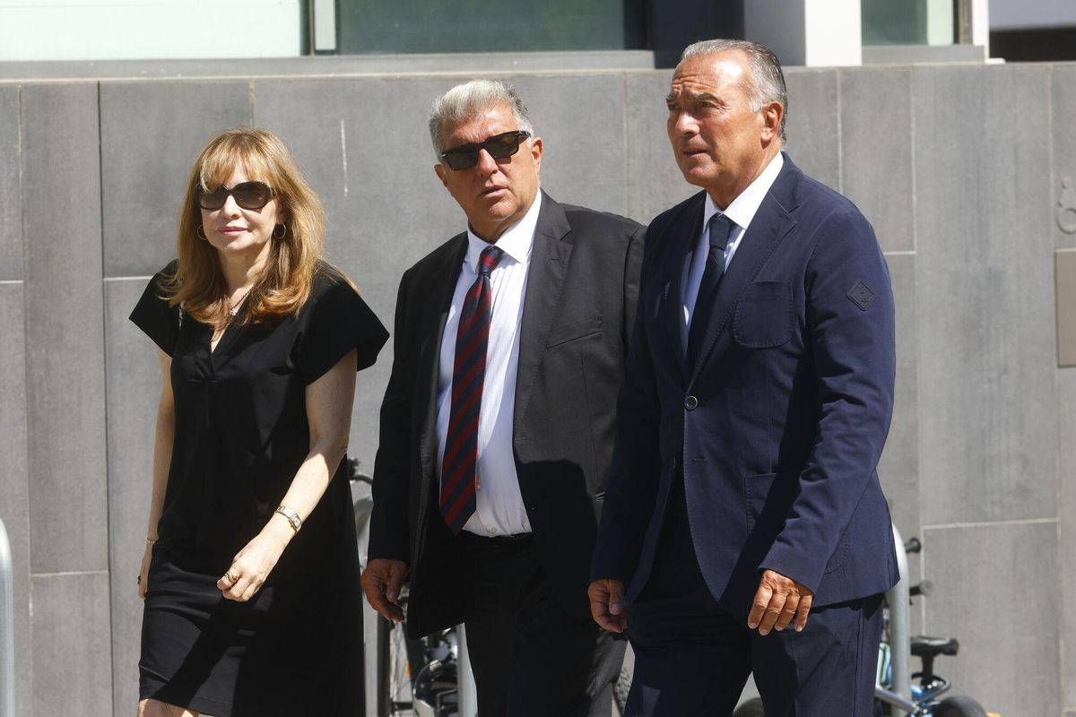 El presidente del FC Barcelona, Joan Laporta (c), y el vicepresidente Rafael Yuste (d), a su llegada a la ceremonia fúnebre por el exmiembro de la Trinca y productor televisivo Toni Cruz que se ha celebrado este lunes en Barcelona. EFE/Quique García
