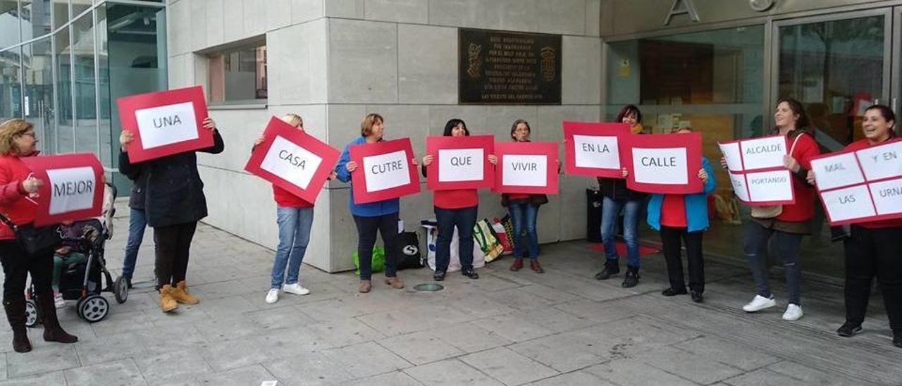 Concentración de la Plataforma Stop Desahucios reclamando viviendas sociales.