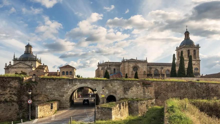 Este bonito pueblo de España lo tiene todo: catedral gótica, muralla medieval y un precioso castillo convertido en Parador