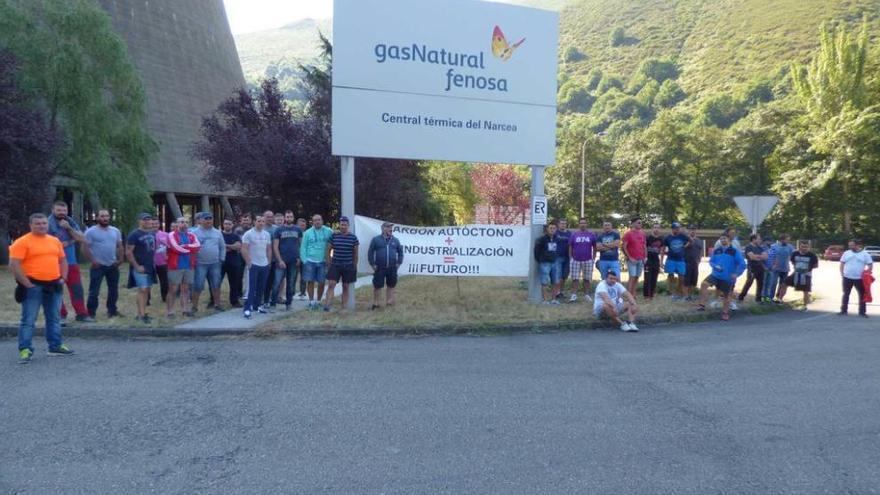 Los trabajadores, concentrados a las puertas de la central térmica de Soto de la Barca.