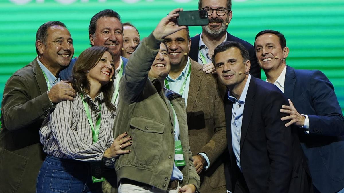 Juanma Moreno se hace un selfie con la malagueña Patricia Navarro y otros presidentes provinciales del PP.