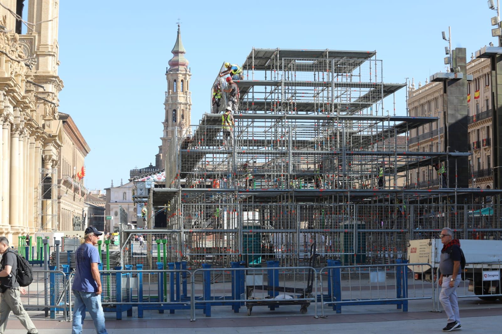 Montaje de la estructura de la Virgen del Pilar para la Ofrenda de Flores