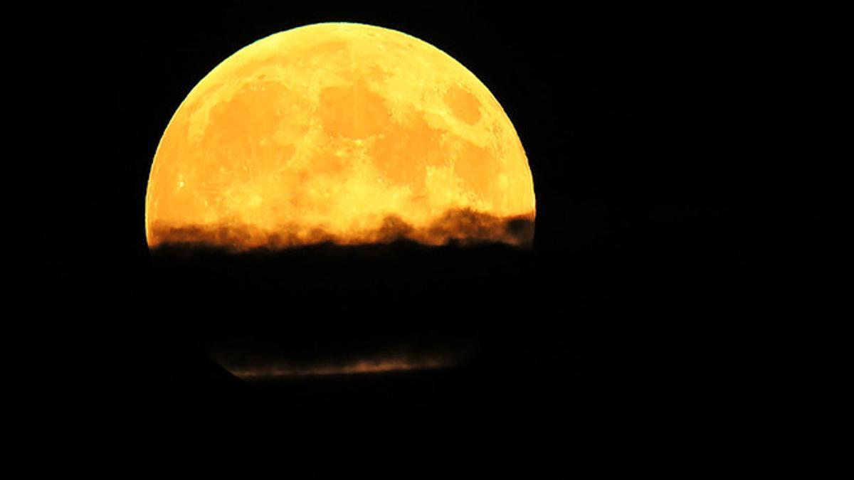 La Luna, entre nubes y humo en Oregón.