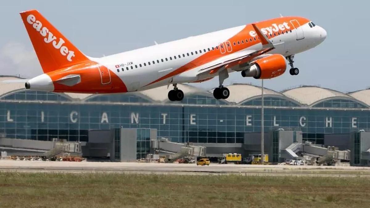Un avión de Easyjet en el aeropuerto de Alicante-Elche.