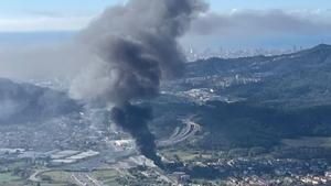 Imagen aérea del incendio de un desguace en Montcada i Reixac