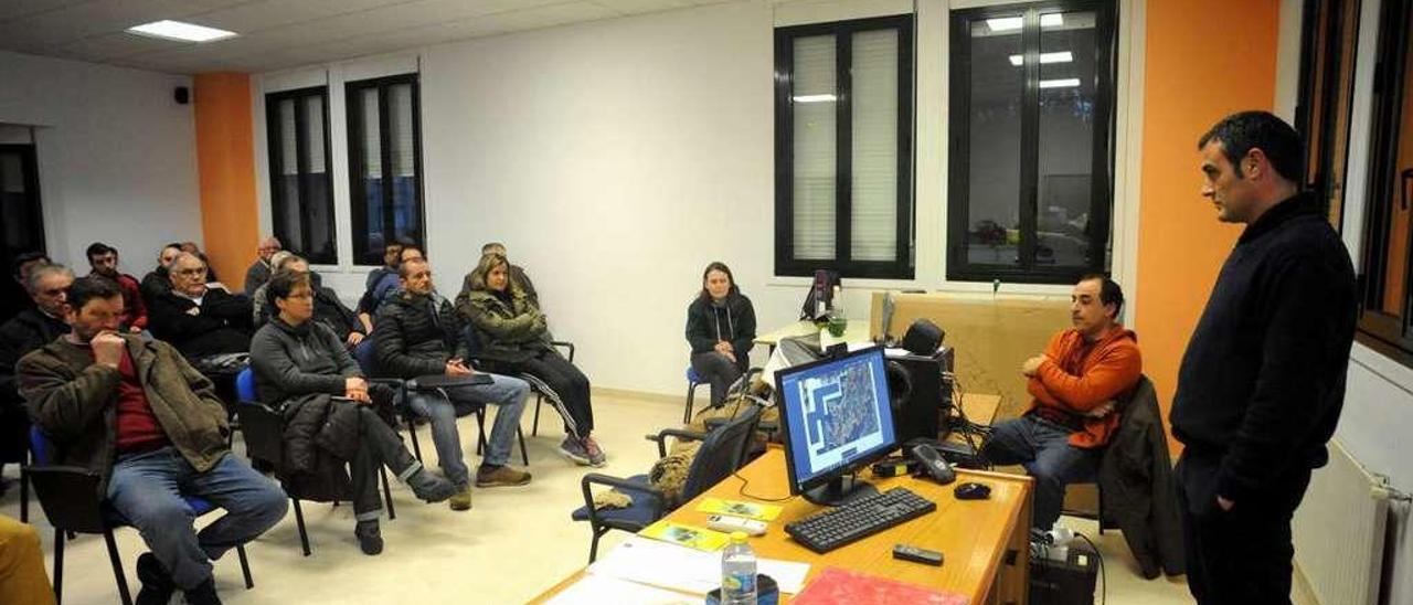 Charla de los apicultores en la Casa de Cultura de Portas. // Iñaki Abella