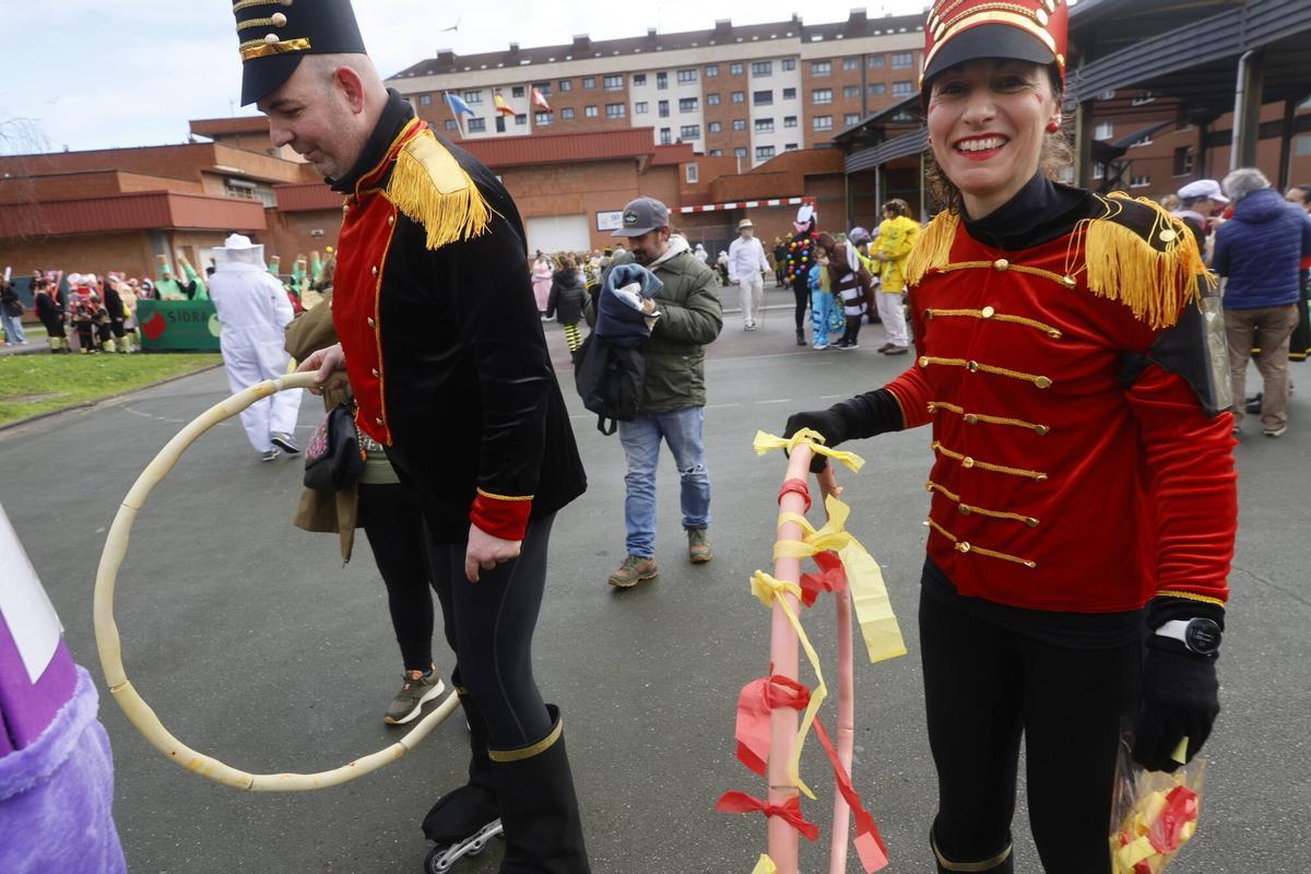 EN IMÁGENES: La Hermandad de festejos de El Lloreu cierra por todo lo alto el Antroxu en la zona oeste de Gijón en su regreso tras más de una década