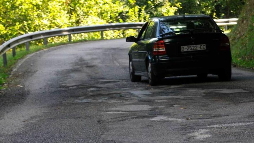 Un coche circula por la carretera de La Collaona.