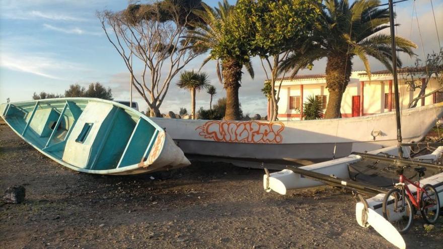 Dos cayucos que fueron retirados el pasado mes de enero de la playa de Las Galletas.