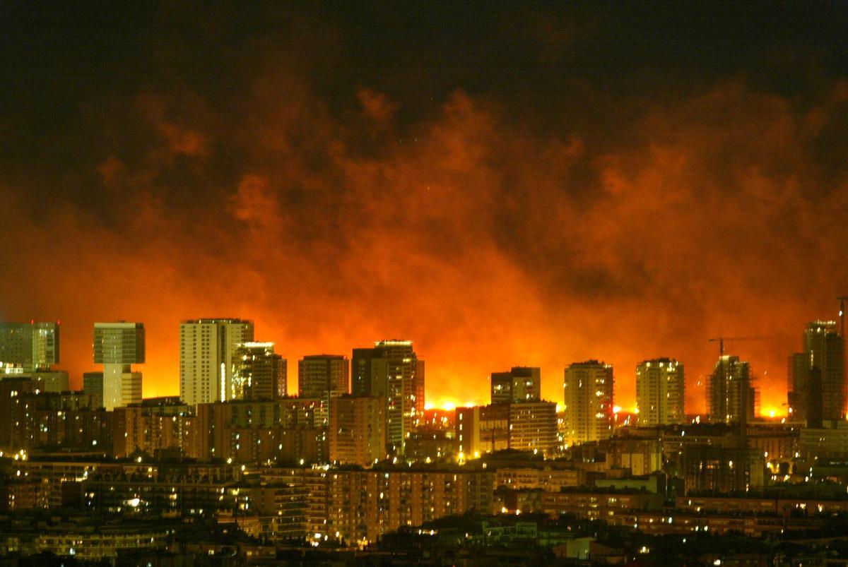 Mercè 2004. PIROMUSICAL DE LA MERCE DEL FORUM VISTO DESDE EL BARRIO DEL GUINARDO