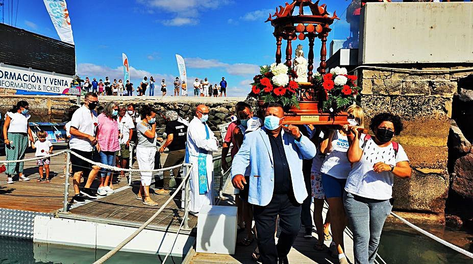 Homenaje a los marineros fallecidos con el lanzamiento de flores al mar |