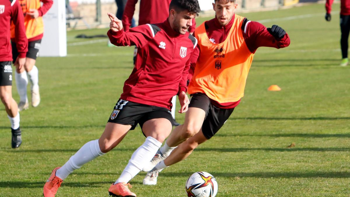 Jugadores del Mérida durante un entrenamiento de esta semana.