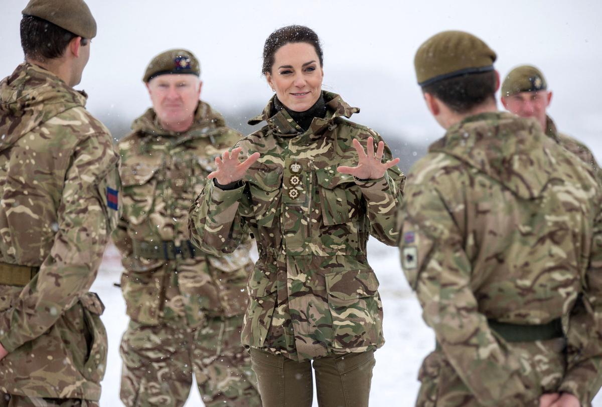 La Princesa de Gales, Catalina practica simulacros de soldados heridos durante su visita al 1er Batallón de Guardias Irlandeses en un ejercicio de entrenamiento cerca de Salisbury, sur de Inglaterra, el 8 de marzo de 2023