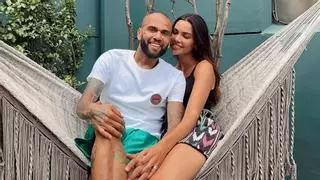 El romántico paseo de Joana Sanz y Dani Alves por Barcelona con el que confirma su relación