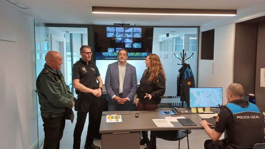 Bazán y Herrero con responsables de la Guardia Civil y Policía Local. |