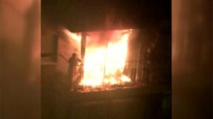 La parella d’avis s’escapen de les flames al balcó de casa seva poc abans que arribin els bombers.