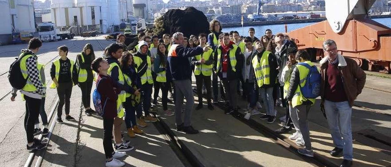 Alumnos del Instituto Luis Seoane de Pontevedra, cerca de la terminal de contenedores de Guixar. // R. G.