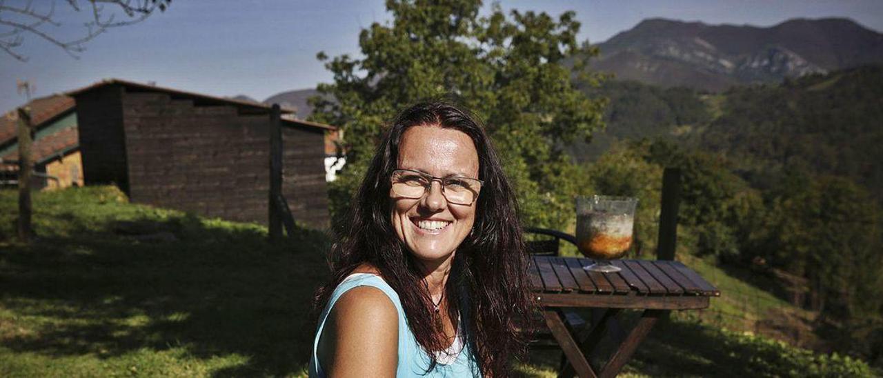 Susana de Iscar, en el jardín de su casa de Areñes (Piloña).