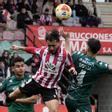 Losada pugna por un balón entre dos defensas del CD Arenteiro