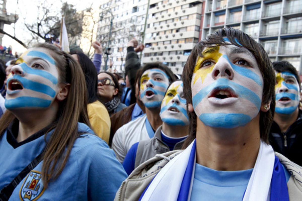 Seguidors uruguaians observen la final de la Copa Amèrica de futbol en una pantalla gegant a Montevideo, Uruguai.