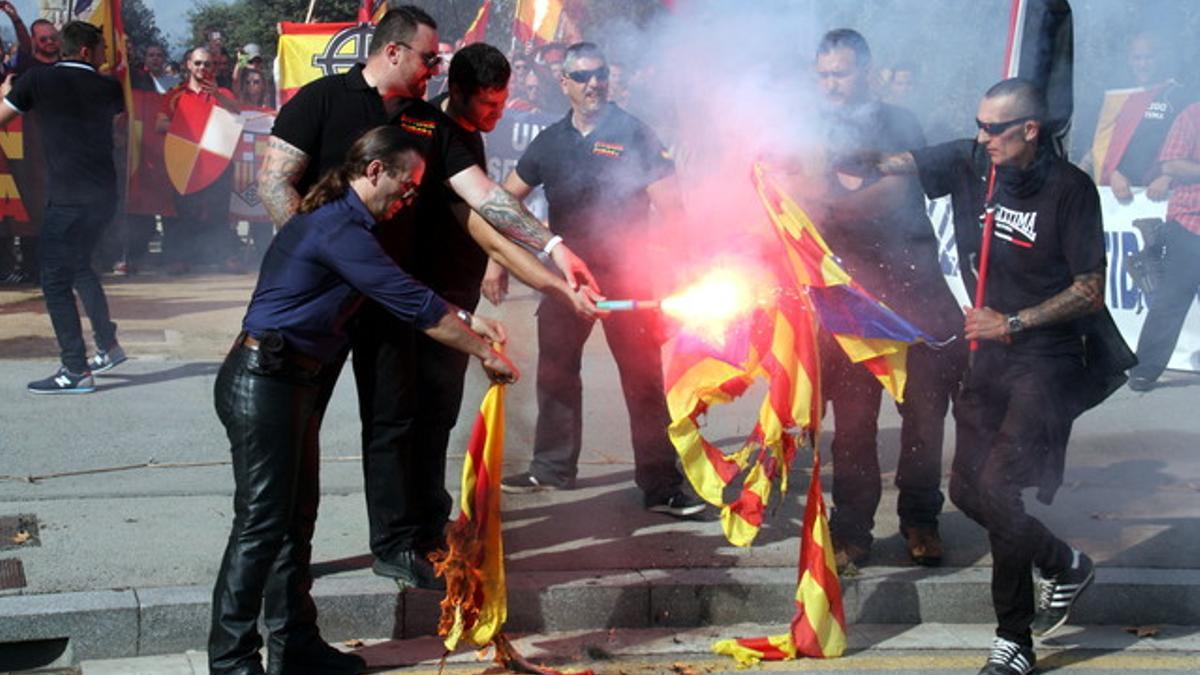 Varios ultras queman 'estelades' en Montjuïc.