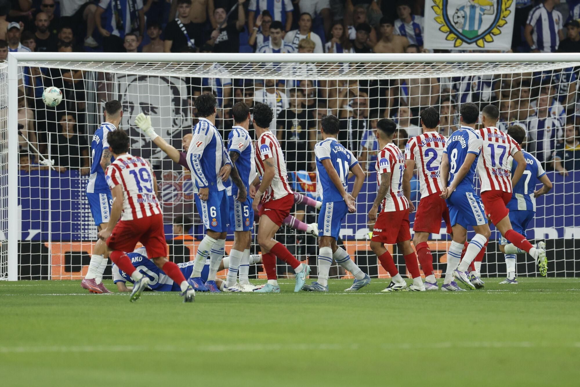 Atletico Madrid's Julian Alvarez (L) scores the 0-1 goal during the Spanish LaLiga soccer match between RCD Espanyol and Atletico Madrid, in Barcelona, Spain, 17 August 2025. EFE/ Toni Albir