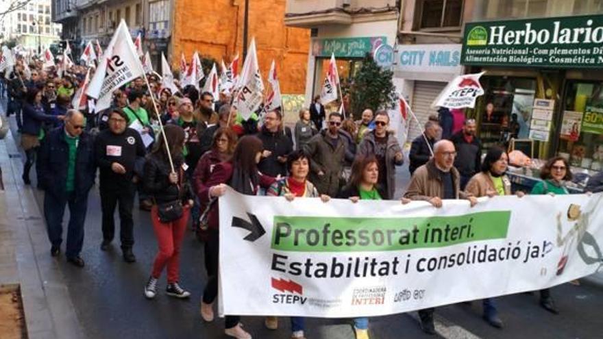 Los interinos, ayer, en la calle San Vicente de València.