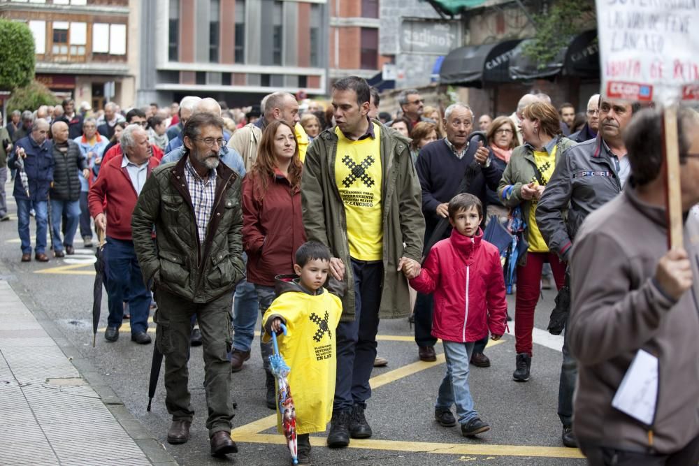 Manifestación contra los retrasos en las obras de soterramiento en Langreo