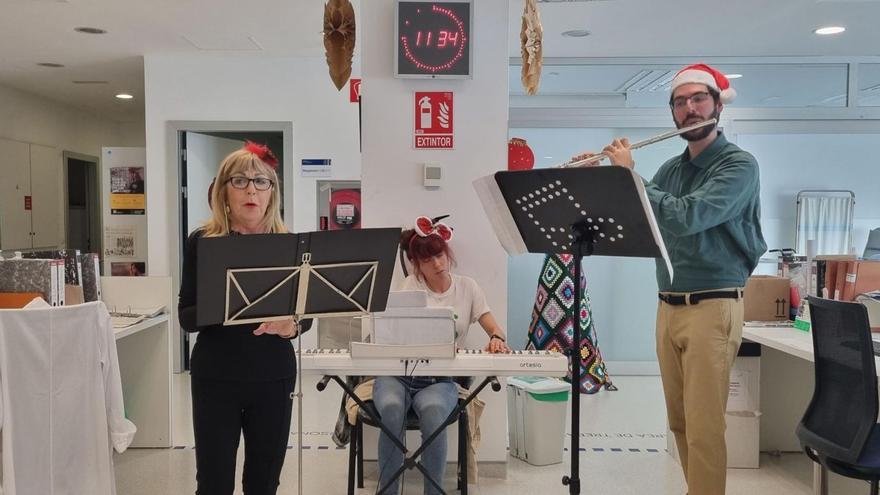 Los tres músicos, en el hospital de día de Oncología