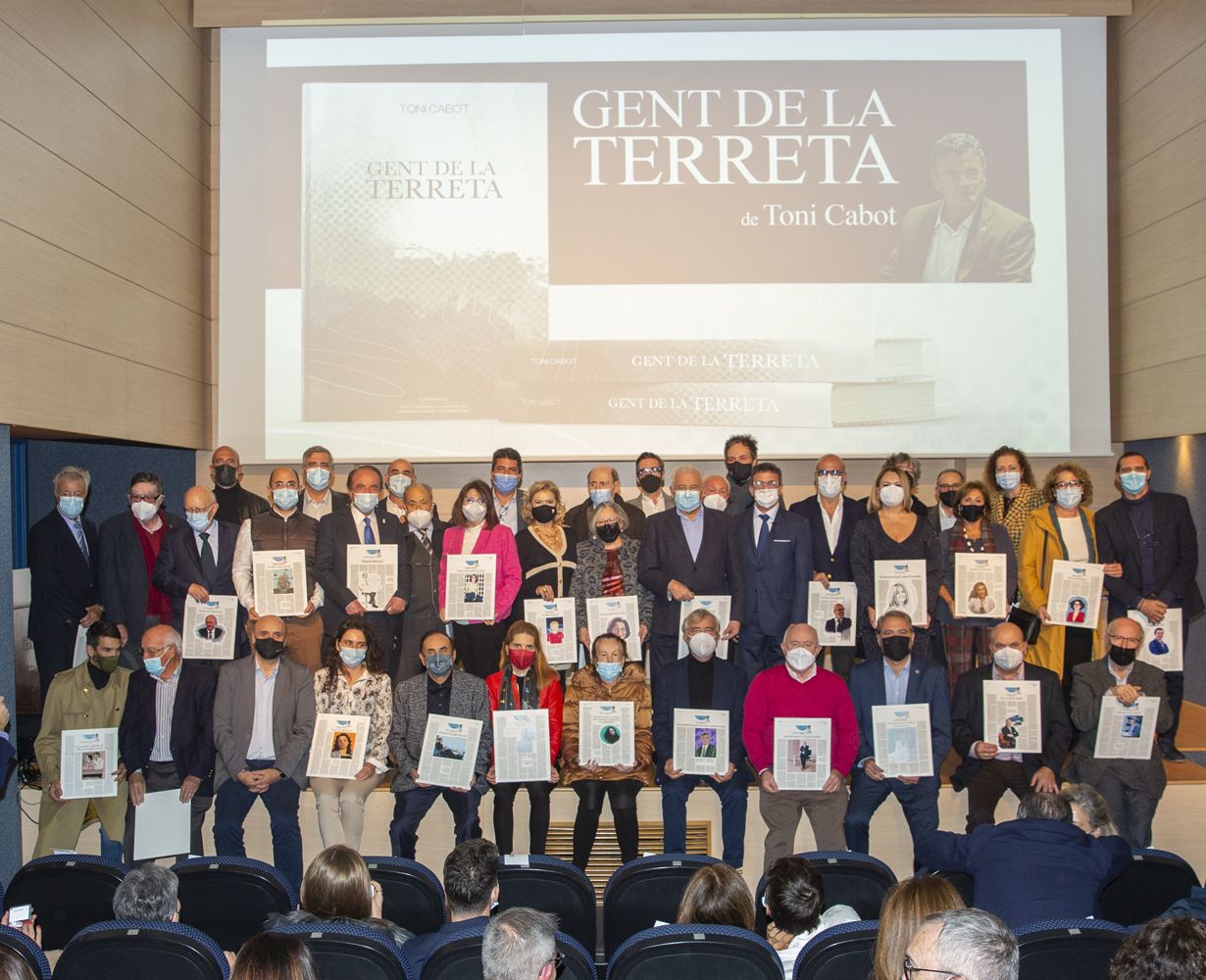 Toni Cabot presenta en el Club INFORMACIÓN el libro en el que plasma los perfiles de 40 personalidades de Alicante