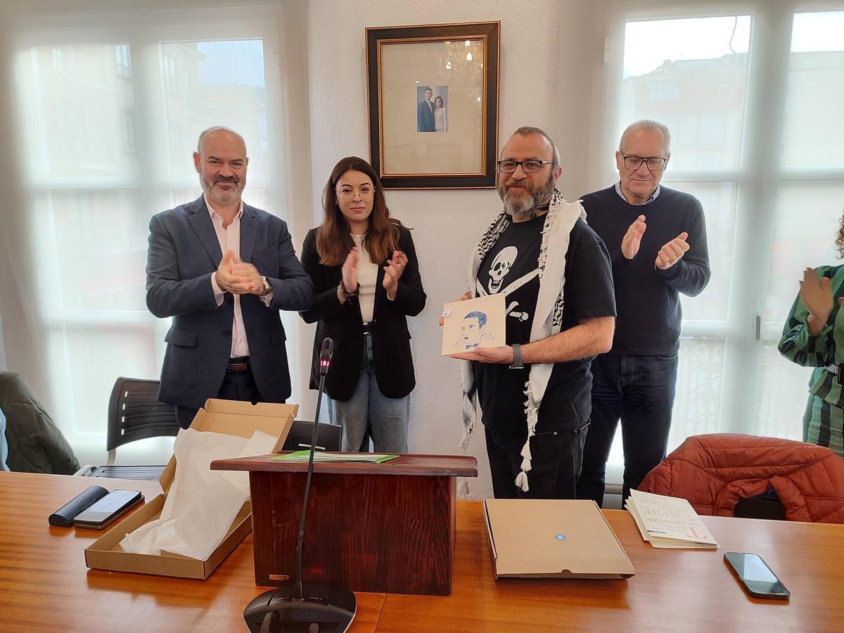 Eugénio Outeiro Lojo, segundo pola dereita, recolle o Premio Johan Carballeira de Poesía no acto celebrado no salón de plenos do Concello de Bueu.