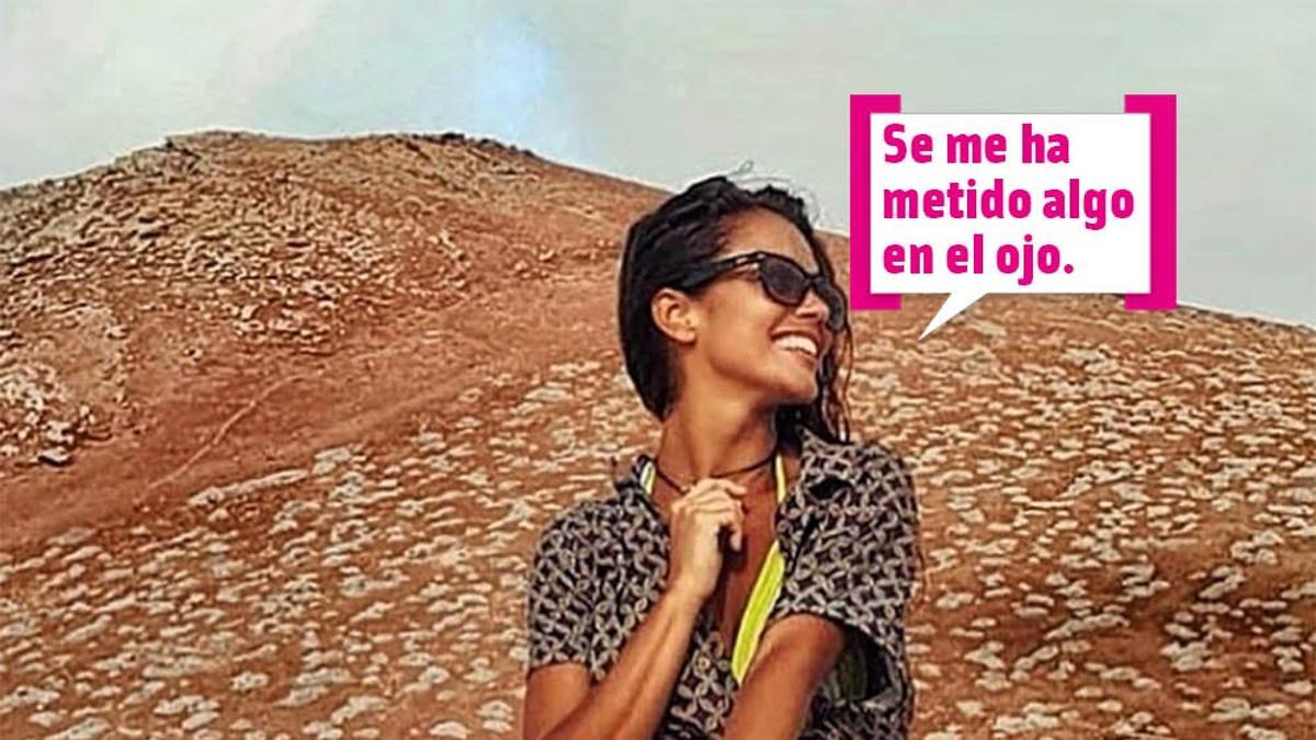 Lara Álvarez sentada en una duna con gafas de sol mirando a un lado: &quot;Se me ha metido algo en el ojo&quot;