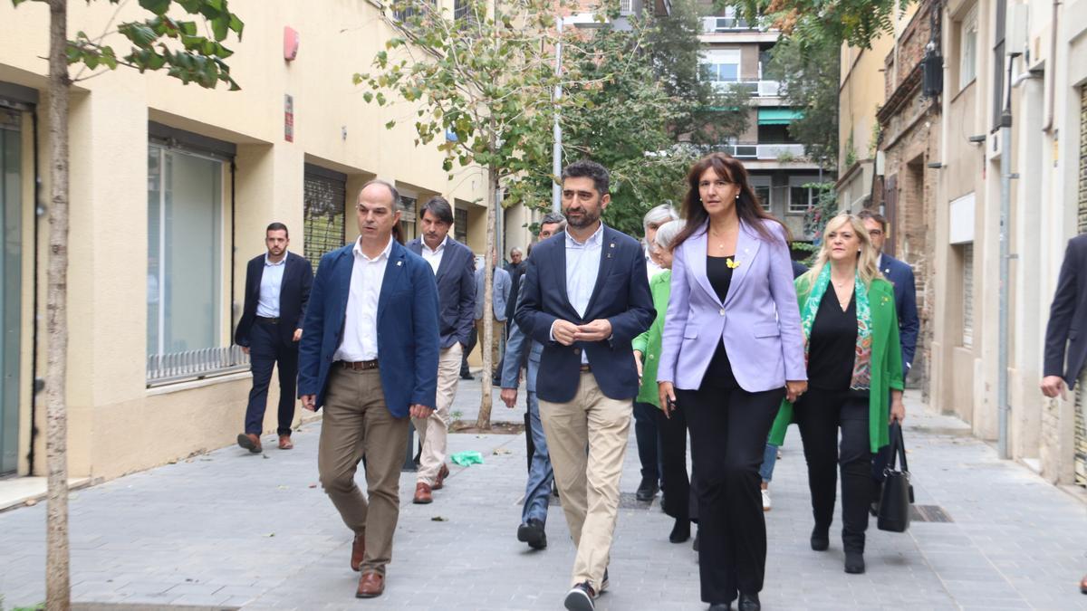La presidenta de Junts, Laura Borràs, i el secretari general, Jordi Turull, arriben a la seu del partit acompanyant el vicepresident destituït, Jordi Puigneró, i la resta de consellers de Junts