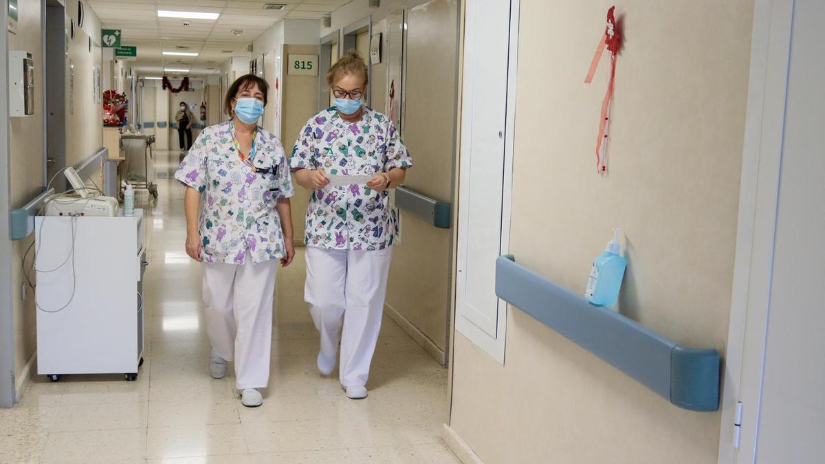 Profesionales del Hospital Regional con mascarlla este lunes 15 de diciembre