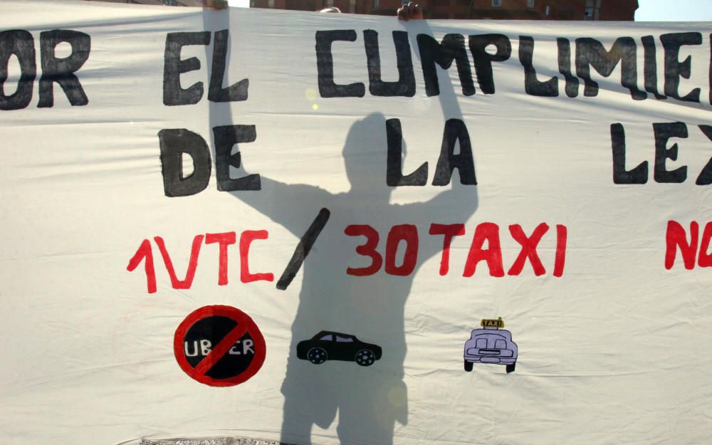 Más de 400 taxis se manifiestan para pedir mayor control de los VTC