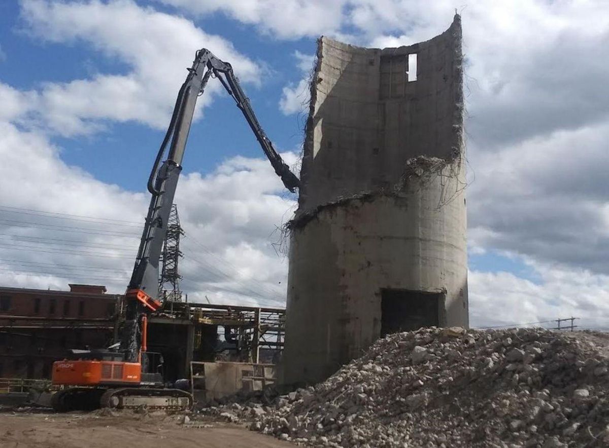 Una máquina trabaja en el derribo de la chimenea. | IBERDROLA