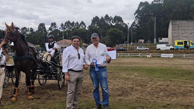 Manuel Nistal recibe el segundo premio en la prueba de enganches de Equina Galicia 2025.