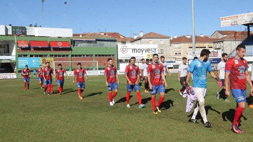 Los jugadores del Centro de Deportes Barco en el estadio de O Couto. // Iñaki Osorio