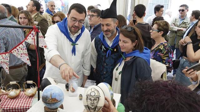 Adrián Barbón, Ángel García y Adriana Lastra, en la fiesta de Güevos Pintos, el pasado abril. | A. S.