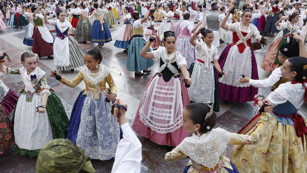 Cientos de niños en la dansà infantil