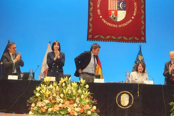 Entre protestas contra Mazón: así ha sido la toma de posesión de Amparo Navarro en la UA