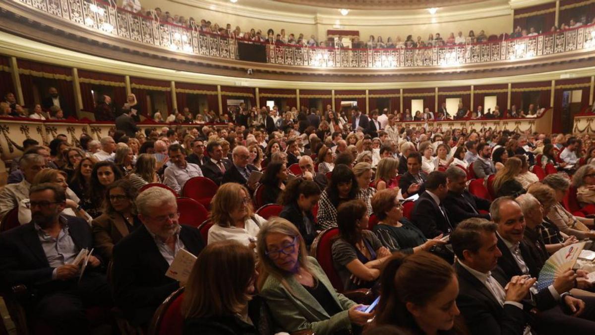 El teatro Capoamor, lleno de público que disfrutó de la sexta función de «El barbero de Sevilla», por cortesía de TotalEnergies