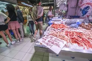 Los comerciantes del Mercado Central de Alicante quieren poner orden a las visitas de los turistas
