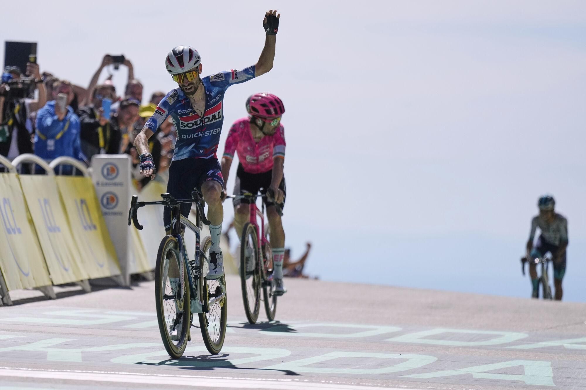 France's Valentin Paret Peintre crosses the finish line ahead of Ireland's Ben Healy to win the sixteenth stage of the Tour de France cycling race over 171.5 kilometers (106.6 miles) with start in Montpellier and finish on the Mont Ventoux, France, Tuesday, July 22, 2025. (AP Photo/Mosa'ab Elshamy) Associated Press / LaPresse Only italy and spain. EDITORIAL USE ONLY/ONLY ITALY AND SPAIN