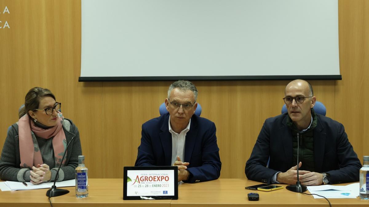 Susana Cortés, José Luis Quintana y Manuel Mejías, en rueda de prensa.