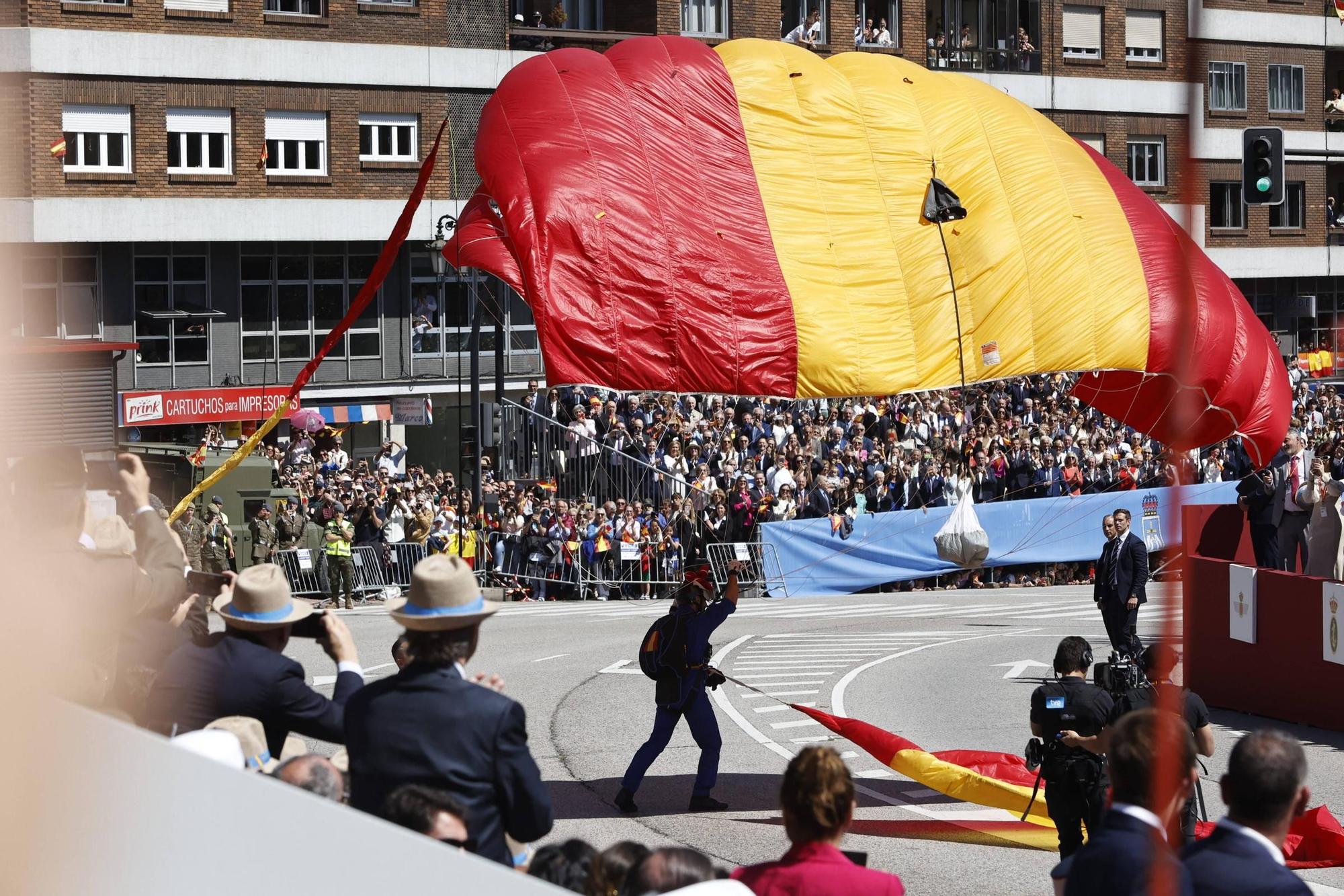 EN IMÁGENES: Así fue el multitudinario desfile en Oviedo por el Día de las Fuerzas Armadas