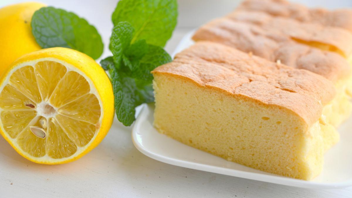 Cómo hacer un bizcocho de limón sin horno, sin azúcar, y bajo en calorías en menos de diez minutos.