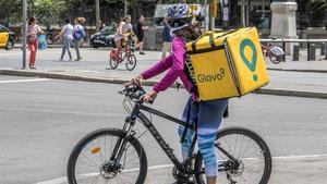 Una repartidora en bicicleta de la plataforma Glovo. 