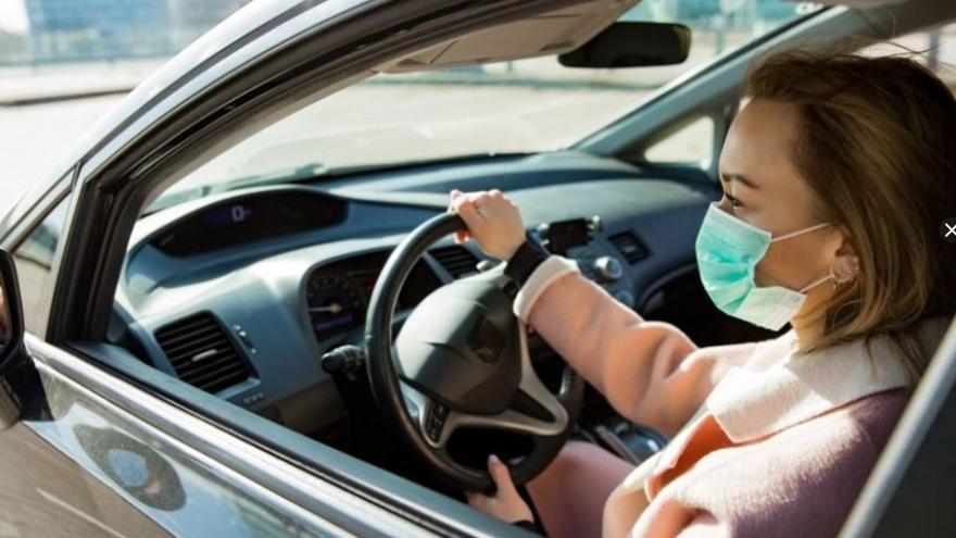 En busca de conductores que no lleven mascarilla en el coche.