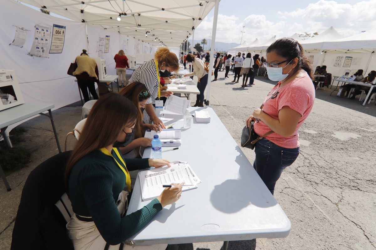 Los ecuatorianos residentes en la Región votan en las elecciones de su país